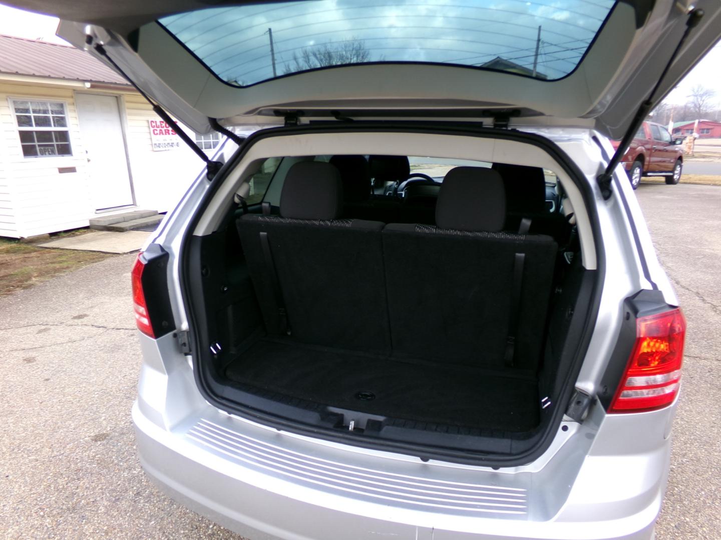 2014 Silver /Black Dodge Journey SE (3C4PDCAB8ET) with an 2.4L L4 DOHC 16V engine, 4-Speed Automatic transmission, located at 401 First NE, Bearden, AR, 71720, (870) 687-3414, 33.726528, -92.611519 - Photo#3